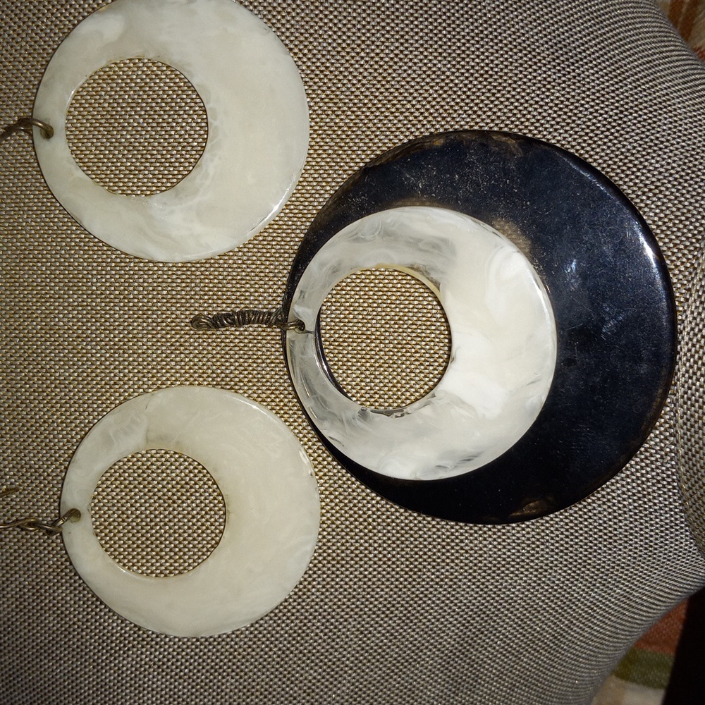 PENDANT AND PIERCED EARRINGS - Picture 1 of 2